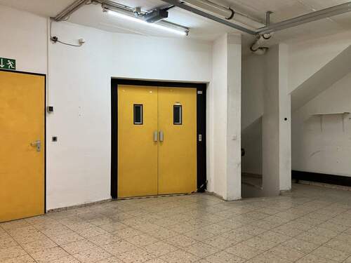 EG, Lastenaufzug und rechts Treppe ins UG - 