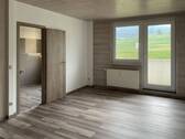 Wohnzimmer mit Balkon und Küche - 