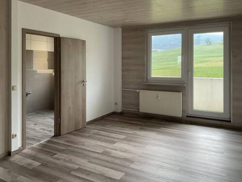Wohnzimmer mit Balkon und Küche - 
