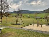 Eingezäunter Grill- und Spielplatz für die Bewohner - 