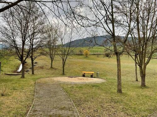 Eingezäunter Grill- und Spielplatz für die Bewohner - 
