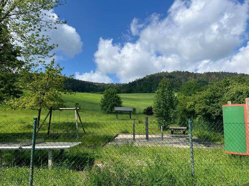 Umzäunter Grill- und Spielplatz für die Anwohner - 2 Zimmer Etagenwohnung zum Kaufen in Jena