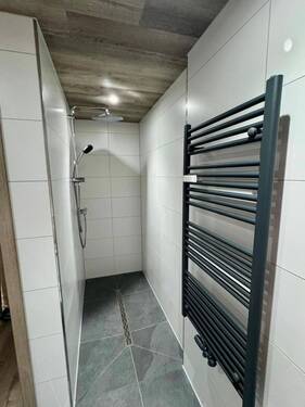 Bad mit Duschkabine - 