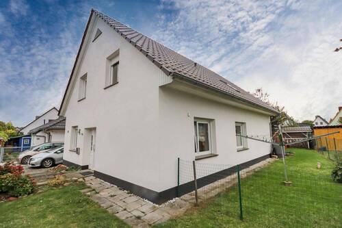 Seitenfront - Familienparadies in Magdeburg-Hopfengarten - Ihr neues Zuhause mit Wohlfühlgarantie!