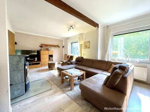 Großzügiges Wohnzimmer mit Kaminofen - Bezugsfrei: Frühling auf dem Heideberg! Kaufen und genießen!