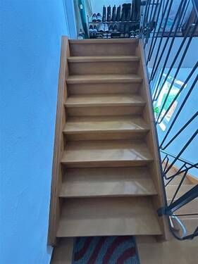 Treppenhaus - 3 Zimmer Etagenwohnung zum Kaufen in Lonsee