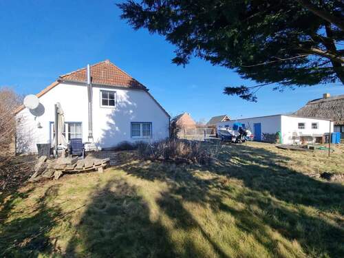 Haus- und Grundstücksansicht - 5 Zimmer Mehrfamilienhaus, Wohnhaus in Ummanz