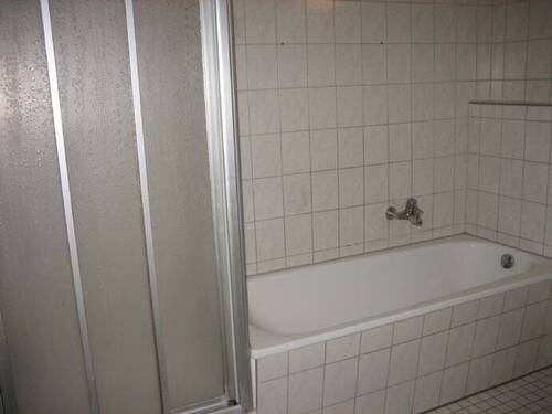 Bad mit separater Dusche - 5 Zimmer Etagenwohnung in Hildesheim