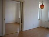 Wohnzimmer mit Schiebetüren - 