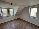 Bild 1 - Dachgeschoss, 3 Zimmer, Südbalkon, Blick ins Grüne, frisch kernsaniert