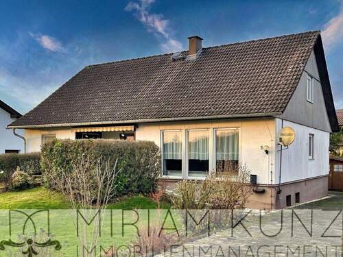 Frontansicht_5104_MiriamKunz-Immobilienmanagement.jpg - Familien-Fertig-Haus! Weilburg-Ahausen: Garten, Garage, Platz & Ruhe