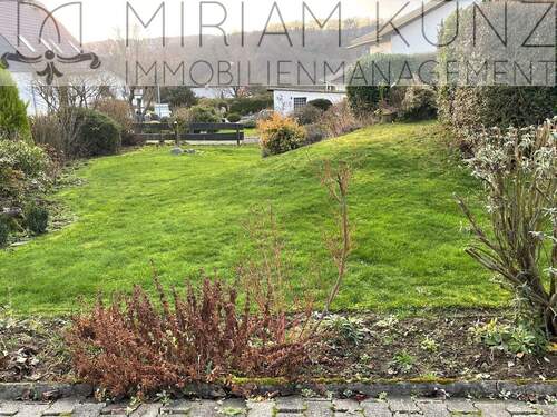 Garten vorne_5104_MiriamKunz-Immobilienmanagement.jpg - 6 Zimmer Einfamilienhaus zum Kaufen in Weilburg