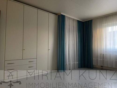 großes Schlafzimmer_5104_MiriamKunz-Immobilienmanagement.jpg - 
