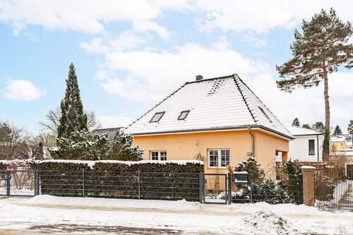 Hausansicht Straße - Schickes Einfamilienhaus mit neuem Obergeschoss an den Püttbergen