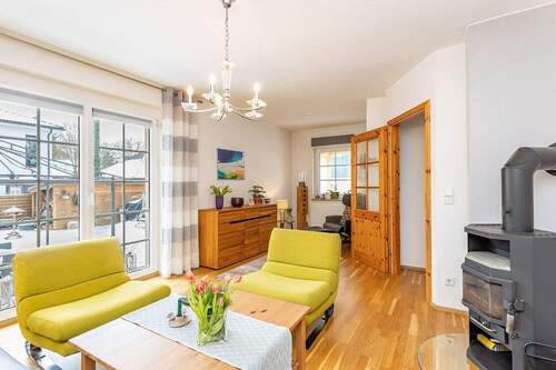 Wohnzimmer mit Kamin und Terrasse - Einfamilienhaus mit 101,70 m&sup2; in Berlin zum Kaufen