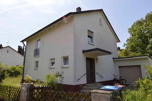 Ansicht Hauseingang mit Garage - 5 Zimmer Einfamilienhaus zum Kaufen in Bayreuth