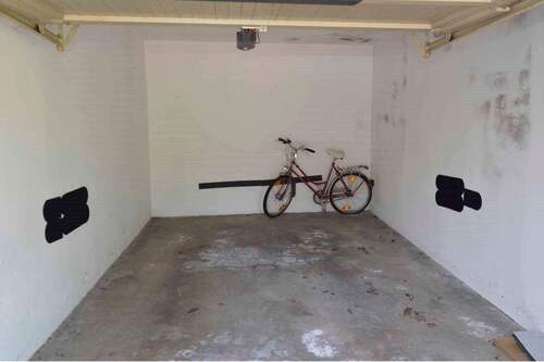 zweite Garage auf der linken Grundstücksseite - 