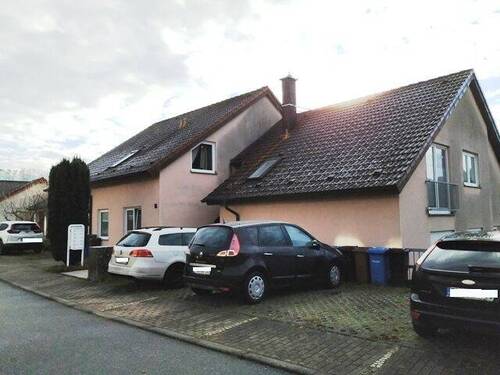 PKW-Stellplätze vor dem Haus - 