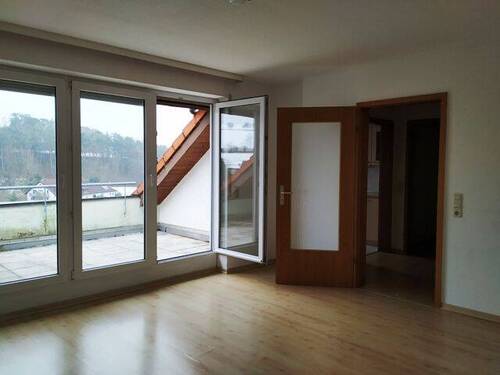 Wohnzimmer mit Zugang zur Loggia - 3-Zimmer-Eigentumswohnung mit herrlichem Ausblick
