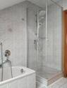 Badzimmer mit Wanne und Dusche - 
