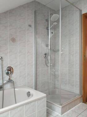 Badzimmer mit Wanne und Dusche - 
