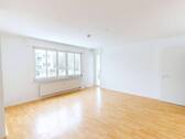 Ansicht I: Wohn- und Esszimmer mit offenem Küchenbereich - Große 3-Zimmer-Maisonettewohnung mit BALKON, 2 Bädern und EBK