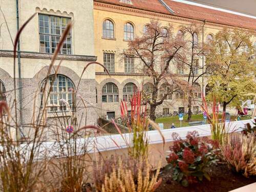 Blick direkt auf die Uni - WG-Traum: Balkon mit Blick auf LMU-Hauptgebäude