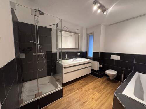 Vollbad mit Dusche & Badewanne - 