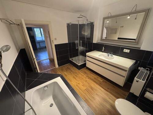 Vollbad mit Dusche & Badewanne - 