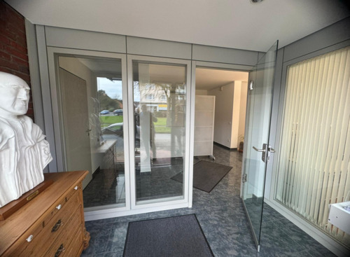 Bild Parkallee 1 Eingangsbereich.png - 3 Zimmer Büro zur Miete in Schieder-Schwalenberg