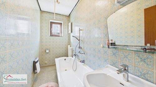 OG - Tageslichtbad mit Wanne - 