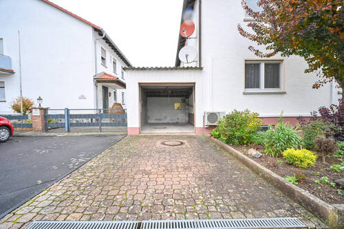 Garage und 1 Stellplatz - 