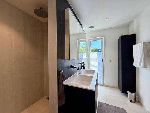 Tageslichtbad mit begehbaren Dusche - 