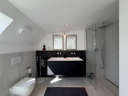 Geräumiges Badezimmer im DAchgeschoss - 