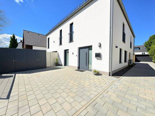 Architektonisch ansprechend gestalteter Eingangsbereich - 