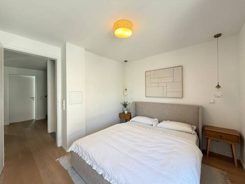 Wohnliches Schlafzimmer mit begehbaren Kleiderschrank - 