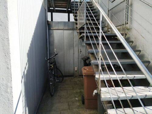 hinter dem Haus_Platz für die Mülltonnen - 