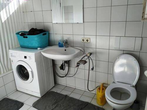 2. OG_Badezimmer mit WC und Waschmaschinenanschluss - 