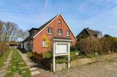 Straßenansicht mit Parkplätz - 