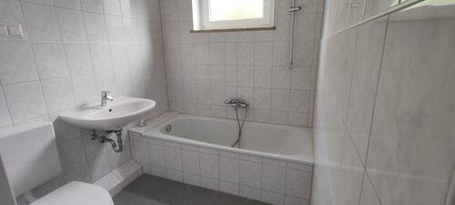 Badezimmer - Kurze Wege in die Stadt - 957,00&nbsp;EUR Kaltmiete, ca.&nbsp; 77,00&nbsp;m&sup2;&nbsp;Wohnfl&auml;che