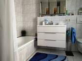 ELW_Badezimmer mit Wanne und WC sowie Waschmaschinenplatz - 