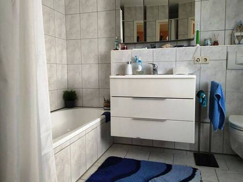 ELW_Badezimmer mit Wanne und WC sowie Waschmaschinenplatz - 