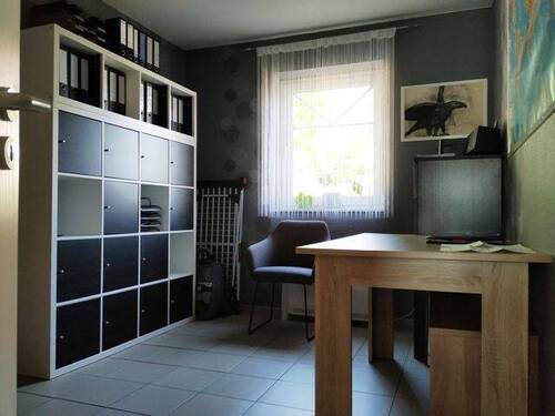 EG-Zimmer mit Zugang zur Garage - 