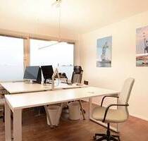 Schreibtischplätze in hellem Büro mit Blick über Hamburg - All-in-Miete