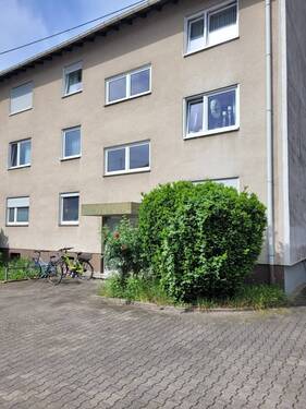 Hausansicht - Komplett sanierte und renovierte 2 Zimmer-Küche-Bad Wohnung mit Balkon & Stellplatz