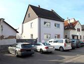 Straßenansicht - Einfamilienhaus mit Anbau, Doppelgarage und Stellplätzen