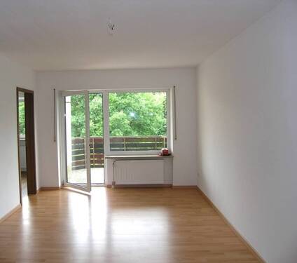 Wohnzimmer mit Süd-West-Balkon - Gepflegte 2-Zimmer-Wohnung mit Süd-West-Balkon und PKW-Stellplatz