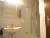 Bad mit Dusche, Wanne, WC u. Waschmaschinenanschl. - Etagenwohnung mit 60,00 m² in Lauf zur Miete