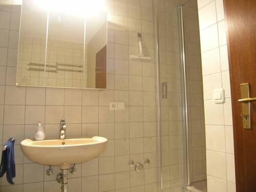 Bad mit Dusche, Wanne, WC u. Waschmaschinenanschl. - Etagenwohnung mit 60,00 m² in Lauf zur Miete