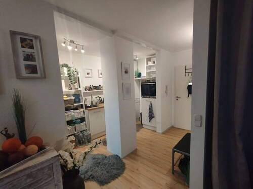 Flur und Blick in die Küche - 